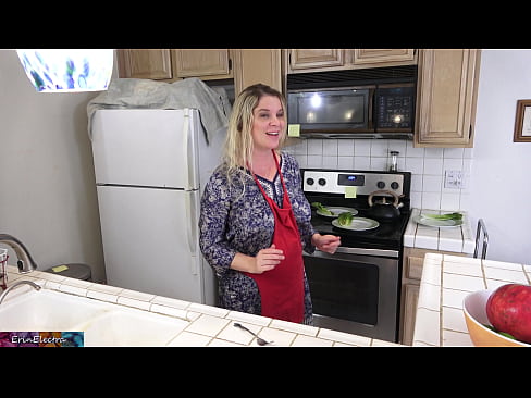 ❤️ Ibu tiri memerah susunya di dapur sebelum tarikhnya ☑ Lucah Rusia pada ms.porngameshub.ru ﹏